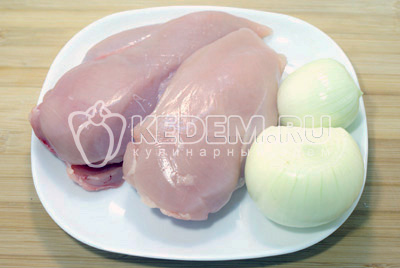 Куриное филе и лук прокрутить через мясорубку