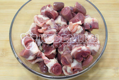 Куриные сердечки нарезать на половинки