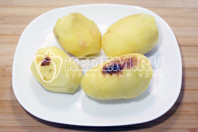 Остудить и очистить картофель