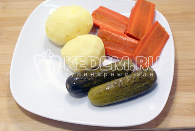 Картофель и морковь отварить.