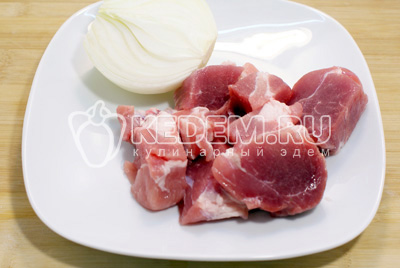 Мясо нарезать кусочками, лук очистить