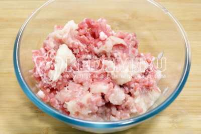 Мясо и лук пропустить через мясорубку