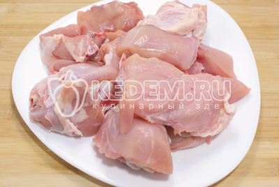 Курицу нарезать небольшими кусочками