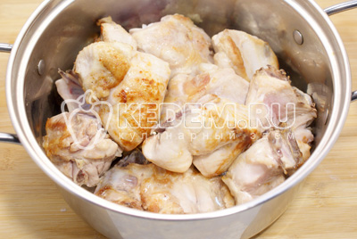 Переложить кусочки курицы в кастрюлю