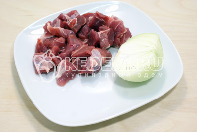 Мясо нарезать небольшими кубиками, лук нарубить