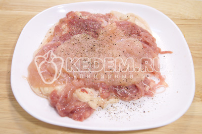 Выложить мясо, кожей вниз хорошо отбить в пласт. Посолить и поперчить