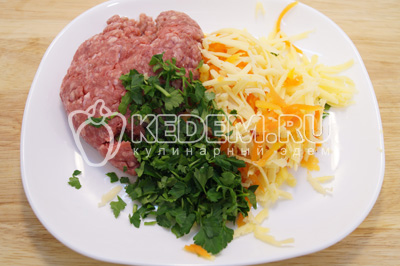 Смешать фарш, тертую морковь, тертый сыр и мелко нашинкованную петрушку