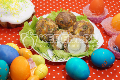 Мясные зразы с яйцом готовы