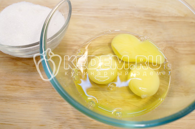 Яйца взбить с сахаром