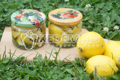 Маринованные лимоны с листьями смородины