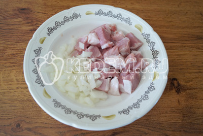 Мясо нарезать кусочками, лук очистить и мелко нашинковать