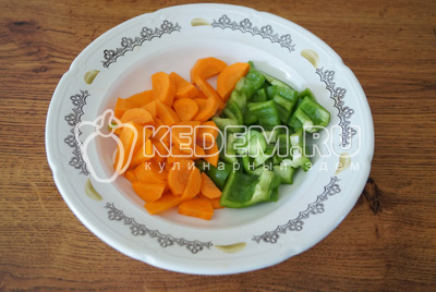 Морковь и перец нарезать кусочками