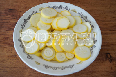 Кабачки нарезать кружочками