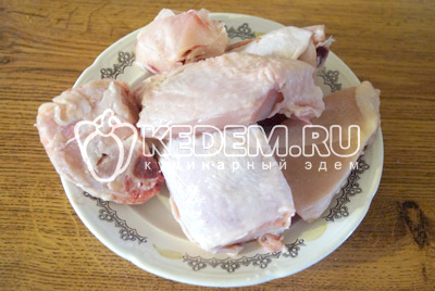Курицу нарезать порционными кусочками