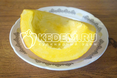 Тыкву очистить от семян и кожуры, нарезать кусочками