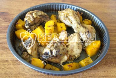 Вынуть готовую курицу с тыквой из духовки. Убрать фольгу