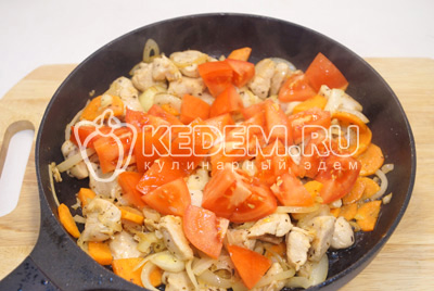 Добавить кубиками нарезанный помидор и посолить, поперчить по вкусу.