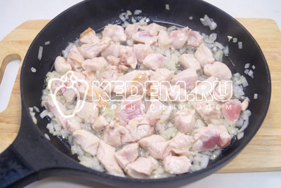 На сковороде с растительным маслом обжарить кубиками нарезанное филе и мелко нашинкованный лук.