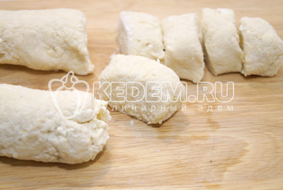 Нарезать небольшими кусочками и обмакнуть в муке, каждый кусочек.