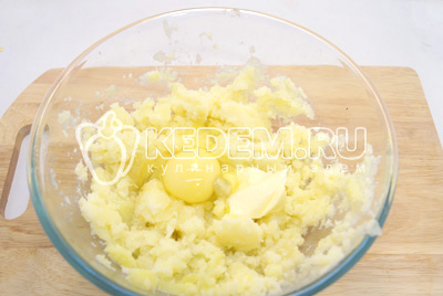 Размять картофель и добавить яйцо, сливочное масло и соль.