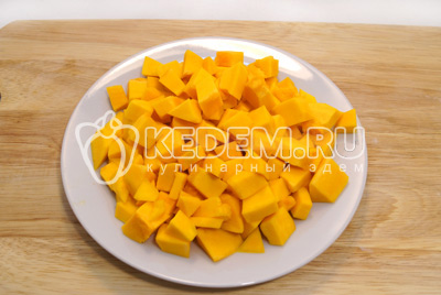 Нарезать тыкву кубиками.