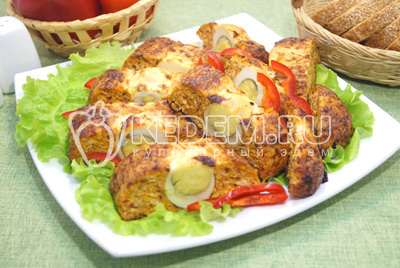 Рулет из курицы с овощами и яйцами
