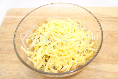Добавить тертый сыр и посолить по вкусу. Хорошо перемешать.