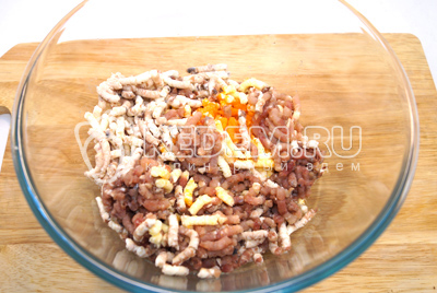 Филе рыбы, плавленные сырки и морковь пропустить через мясорубку.