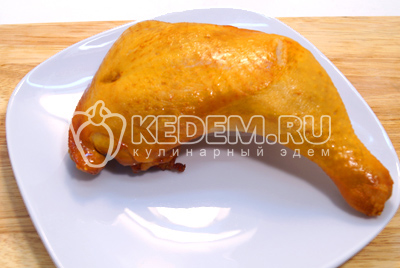 Копченый куриный окорочок разобрать на мясо и кости.