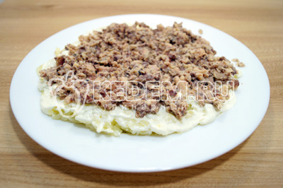 Промазать картофель майонезом, посолить по вкусу. Выложить слой рыбы.