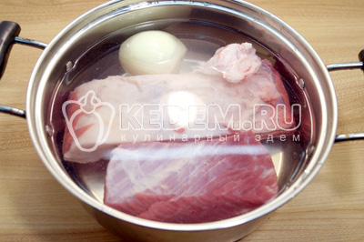 Сложить в кастрюлю мясо и лук. Залить холодной водой.