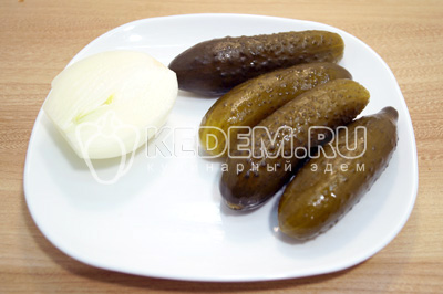 Огурцы нарезать соломкой, небольшую луковицу мелко нашинковать.