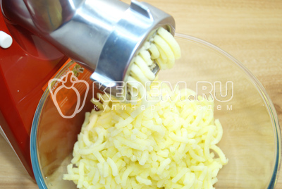 Перекрутить отварные овощи на мясорубке.