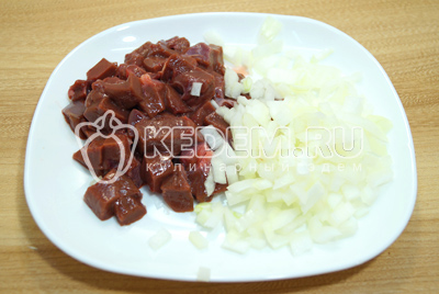 Нарезать печень кубиками, лук мелко нашинковать.