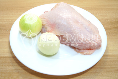 Куриную грудку без костей, с кожей нарезать кусочками. Лук очистить.