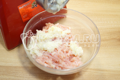 Прокрутить курицу вместе с луком на мясорубке.