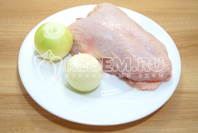 Куриную грудку без костей, с кожей нарезать кусочками. Лук очистить.