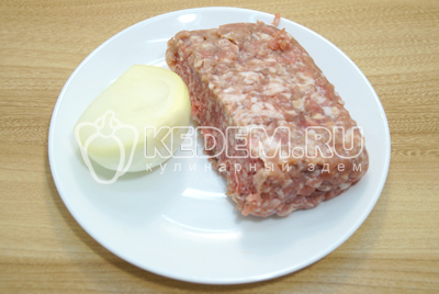 Приготовить фарш, лук очистить.