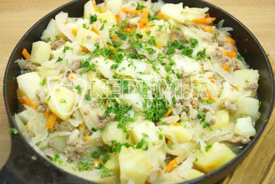 Посыпать мелко нашинкованным укропом.