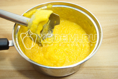 Пробить вареную тыкву с медом, блендером.