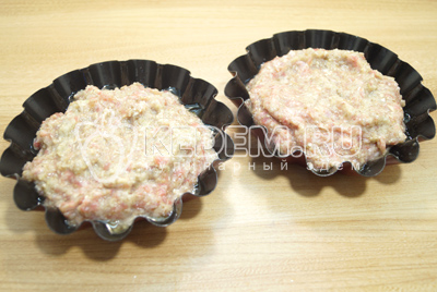Формочки смазать растительным маслом и выложить массу.