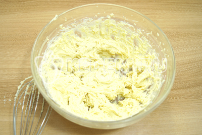  В миске смешать желтки, горчицу и майонез. Посолить по вкусу. Хорошо перемешать в однородную массу.