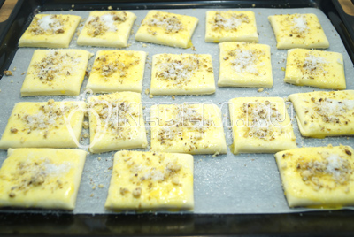 Посыпать сахаром и ореховой крошкой (просто истолочь орехи в ступке).