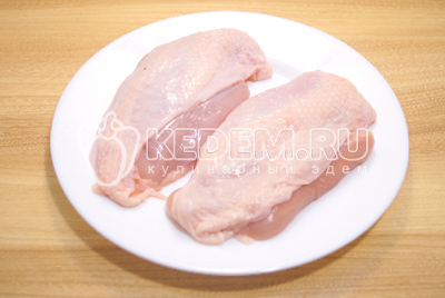 Куриную грудку с кожей, но без костей разделить на две части. Хорошо промыть и обсушить.