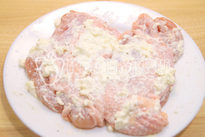Хорошо обмазать сыром со сметаной куриные кусочки со всех сторон.