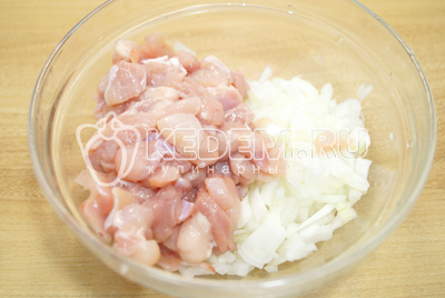 В миске перемешать мелко нашинкованное мясо и нашинкованный лук.