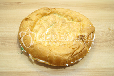 Накрыть «крышкой» лепешки.