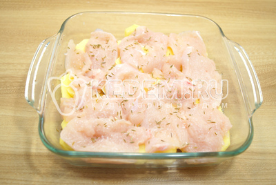 Выложить слой куриного мяса на слой картофеля и немного посолить, добавить зиру.