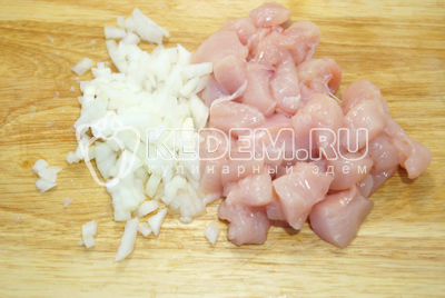 Нарезать крупными кубиками филе курицы, лук очистить и мелок нашинковать.