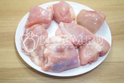 Куриные кусочки обмыть и обсушить.
